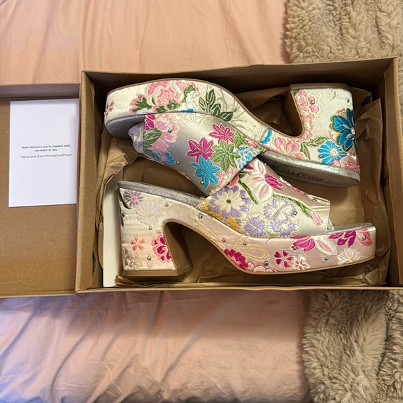 metallic floral platform heels - Picture 3 of 5